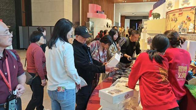 3个月卖了近8万个！揭秘国博凤冠冰箱贴