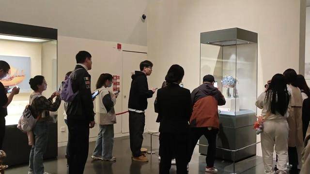 3个月卖了近8万个！揭秘国博凤冠冰箱贴
