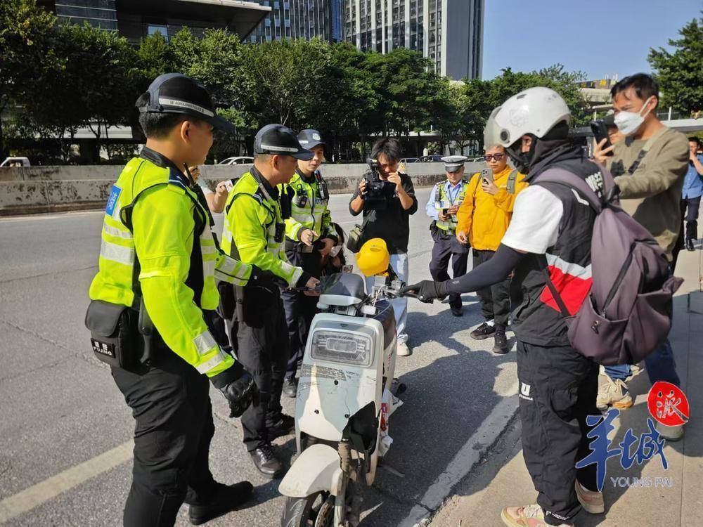 有非机动车道却不走，交警开罚！直击广州金沙洲大桥“电鸡”整治
