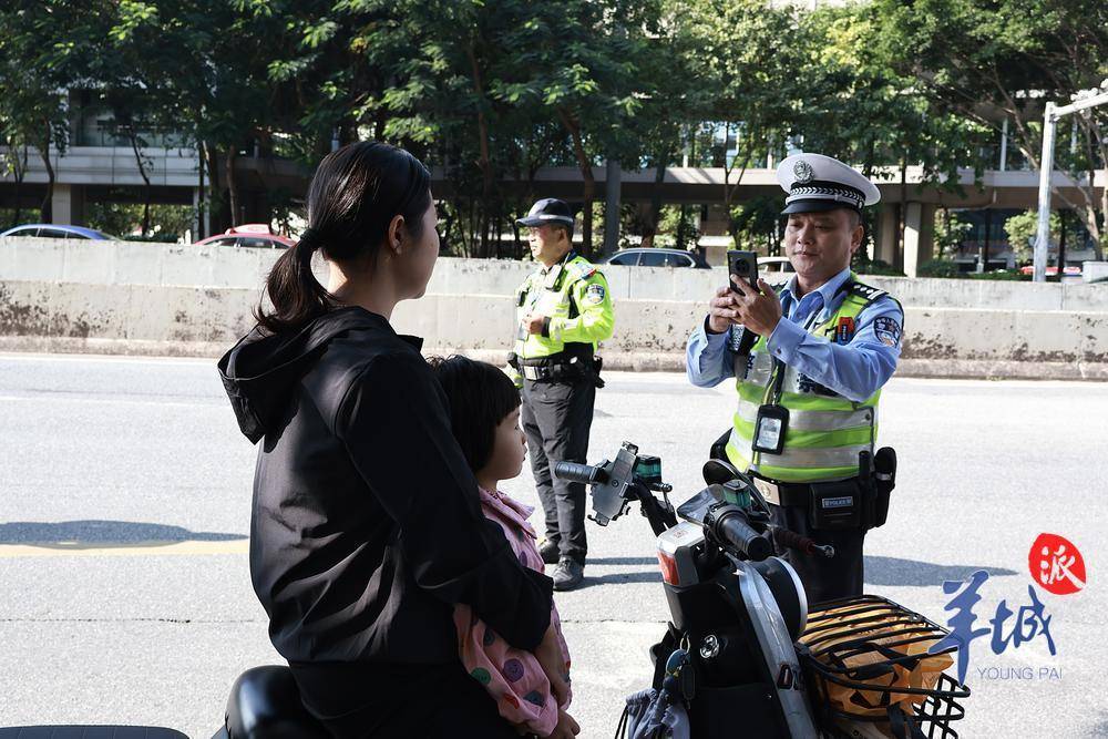有非机动车道却不走，交警开罚！直击广州金沙洲大桥“电鸡”整治