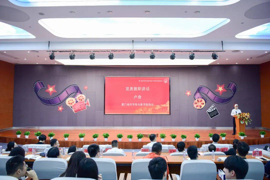 邓小平同志特型演员，任厦门一高校电影学院院长