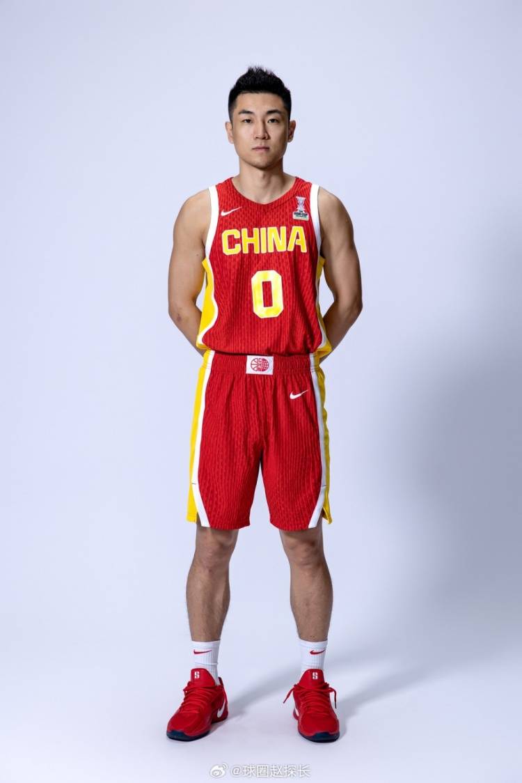 中国男篮定妆照出炉：胡明轩3号 张宁9号杨瀚森51号