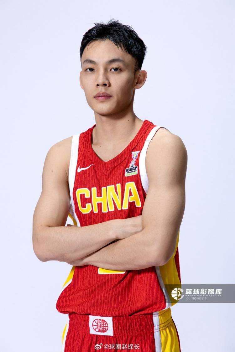 中国男篮定妆照出炉：胡明轩3号 张宁9号杨瀚森51号