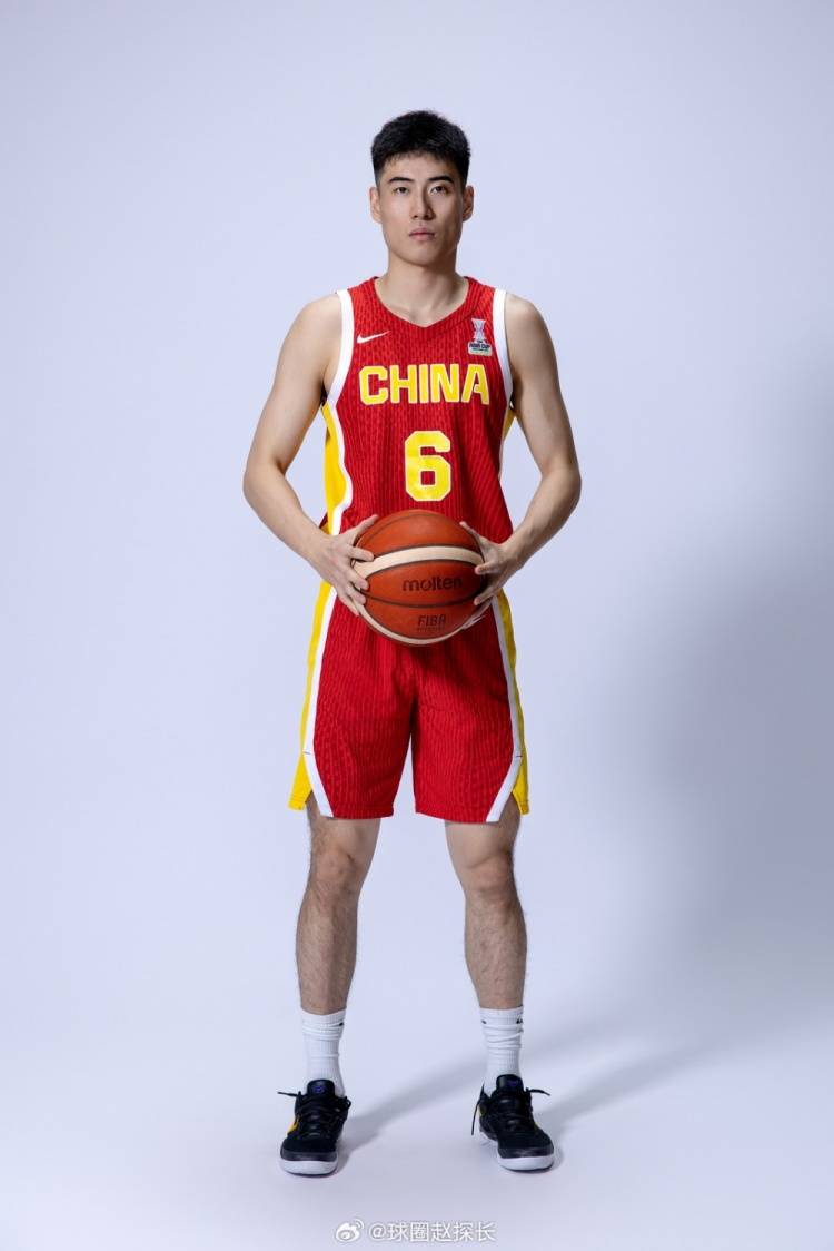 中国男篮定妆照出炉：胡明轩3号 张宁9号杨瀚森51号