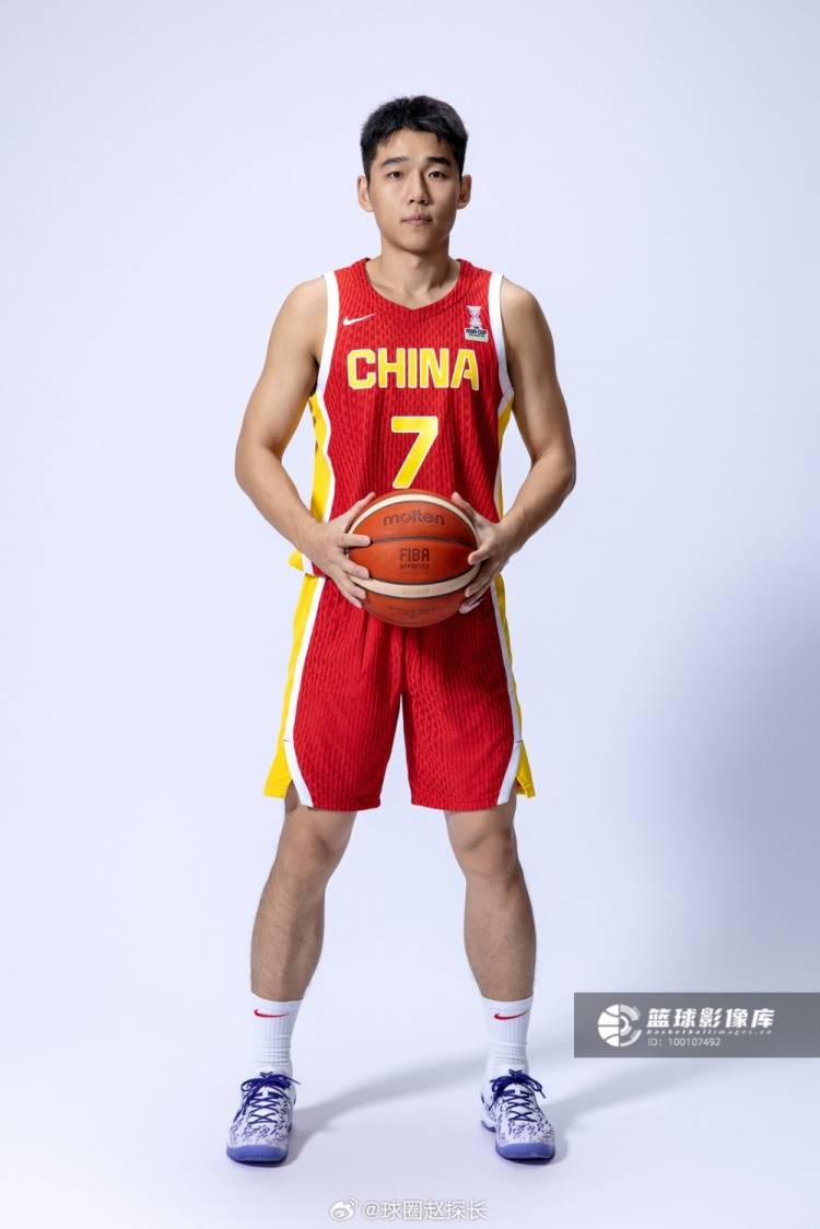 中国男篮定妆照出炉：胡明轩3号 张宁9号杨瀚森51号