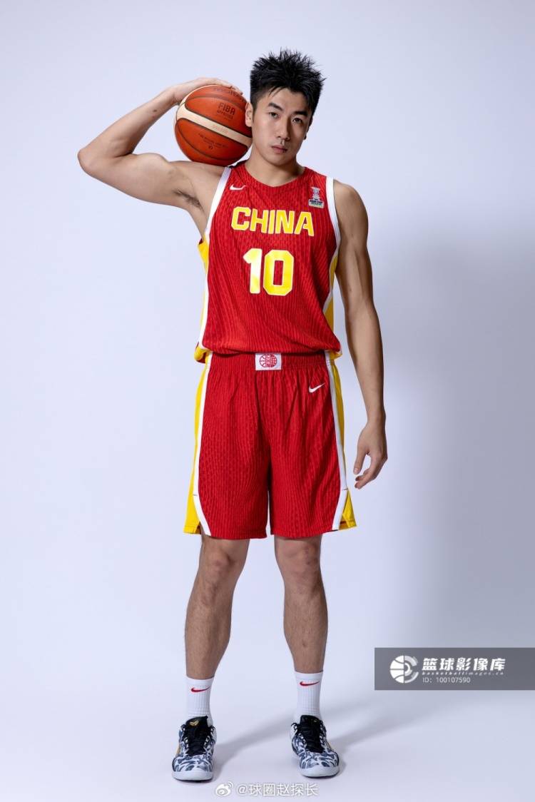 中国男篮定妆照出炉：胡明轩3号 张宁9号杨瀚森51号