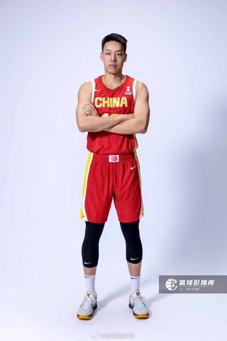 中国男篮定妆照出炉：胡明轩3号 张宁9号杨瀚森51号