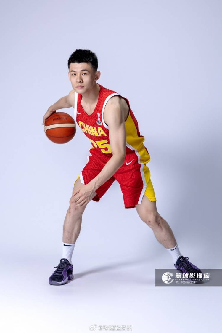 中国男篮定妆照出炉：胡明轩3号 张宁9号杨瀚森51号