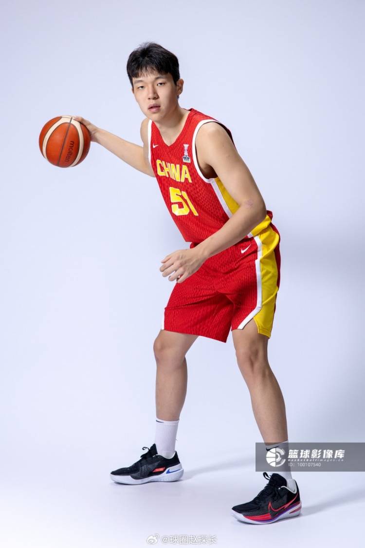 中国男篮定妆照出炉：胡明轩3号 张宁9号杨瀚森51号