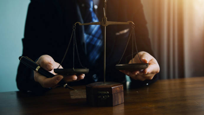 警察踢打"小霸王"被处理后，网友纷纷下单送锦旗，如何看待割裂的认知？