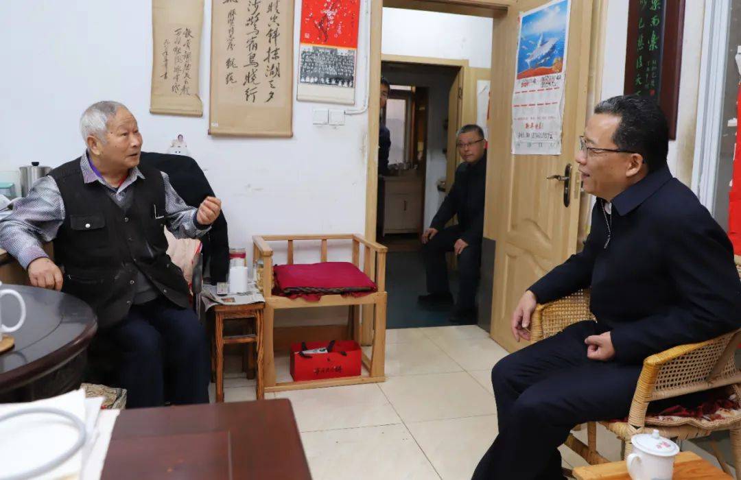 履新黄山市委书记首日，丁纯第一时间走访看望老同志