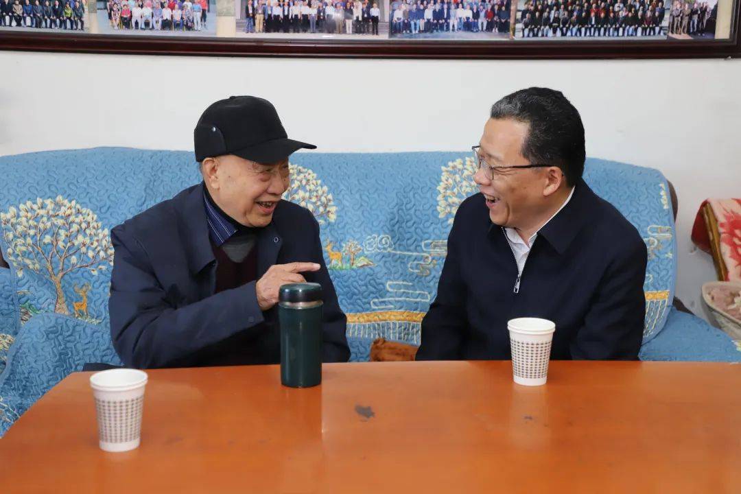 履新黄山市委书记首日，丁纯第一时间走访看望老同志