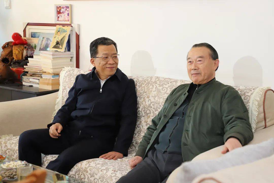 履新黄山市委书记首日，丁纯第一时间走访看望老同志