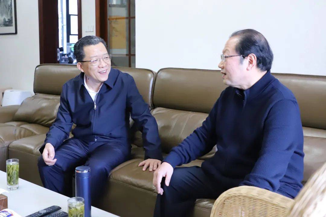 履新黄山市委书记首日，丁纯第一时间走访看望老同志
