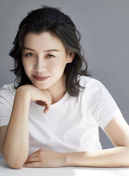 她本是阔太太，被导演喊来临时救场，却意外走红，50岁片约不断