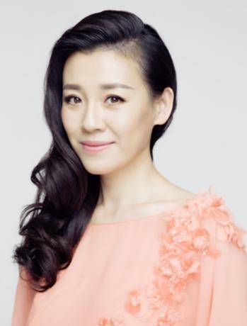 她本是阔太太，被导演喊来临时救场，却意外走红，50岁片约不断