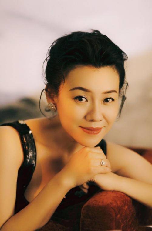她本是阔太太，被导演喊来临时救场，却意外走红，50岁片约不断