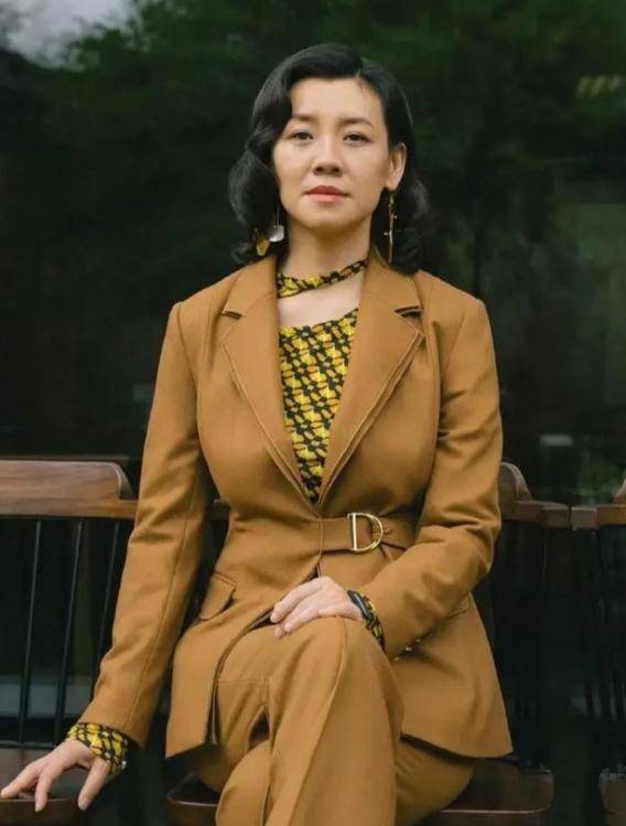 她本是阔太太，被导演喊来临时救场，却意外走红，50岁片约不断