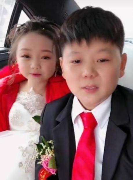 1米3袖珍美女嫁给1米48男孩，婚后丈夫奇迹长高，两人却不欢而散