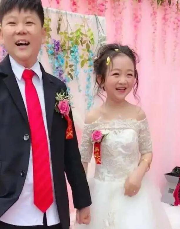 1米3袖珍美女嫁给1米48男孩，婚后丈夫奇迹长高，两人却不欢而散