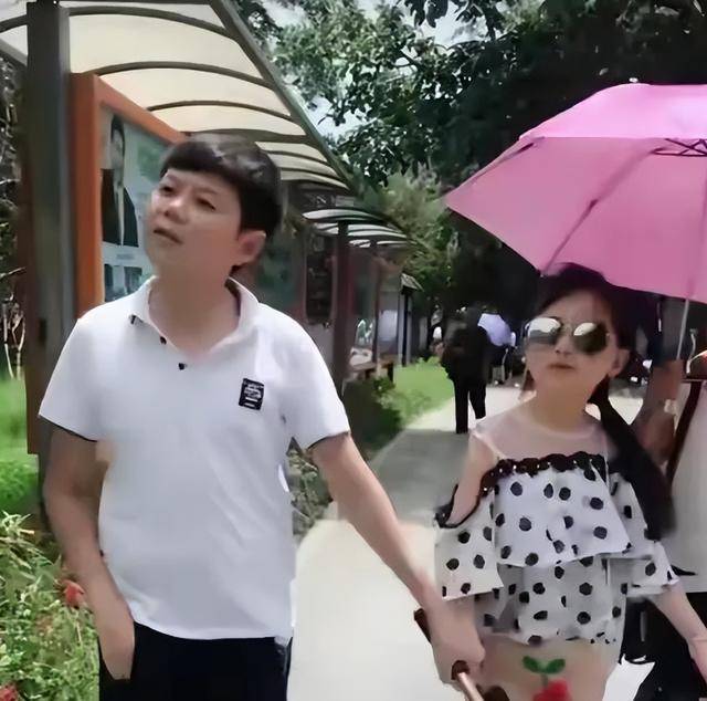 1米3袖珍美女嫁给1米48男孩，婚后丈夫奇迹长高，两人却不欢而散