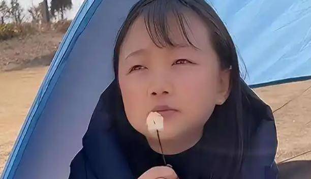 1米3袖珍美女嫁给1米48男孩，婚后丈夫奇迹长高，两人却不欢而散