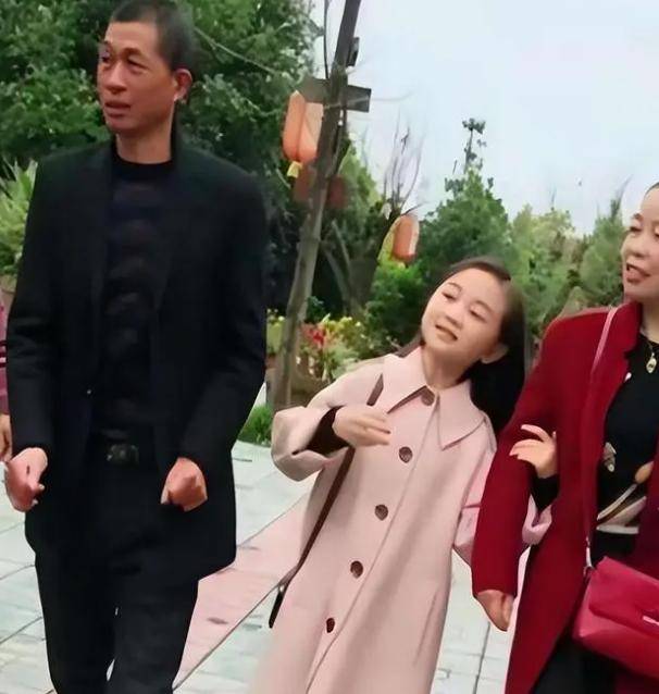 1米3袖珍美女嫁给1米48男孩，婚后丈夫奇迹长高，两人却不欢而散