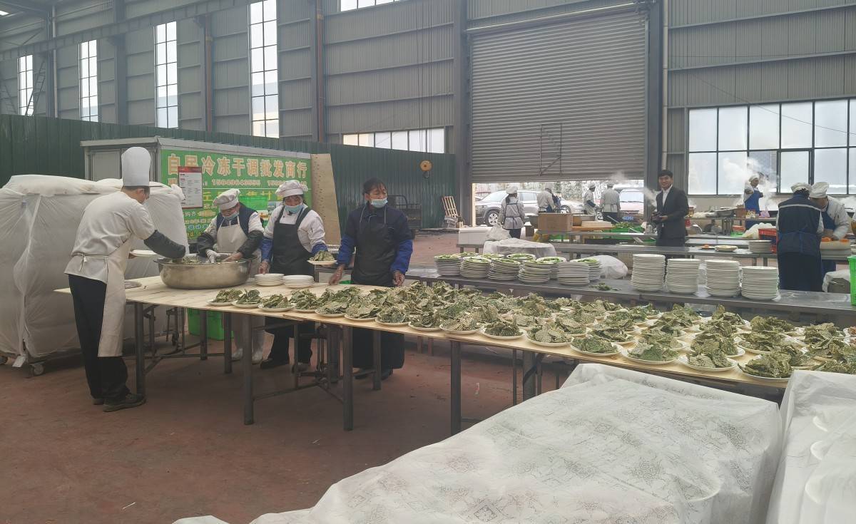车间秒变食堂，河南矿山后厨加紧为近7000名员工备餐