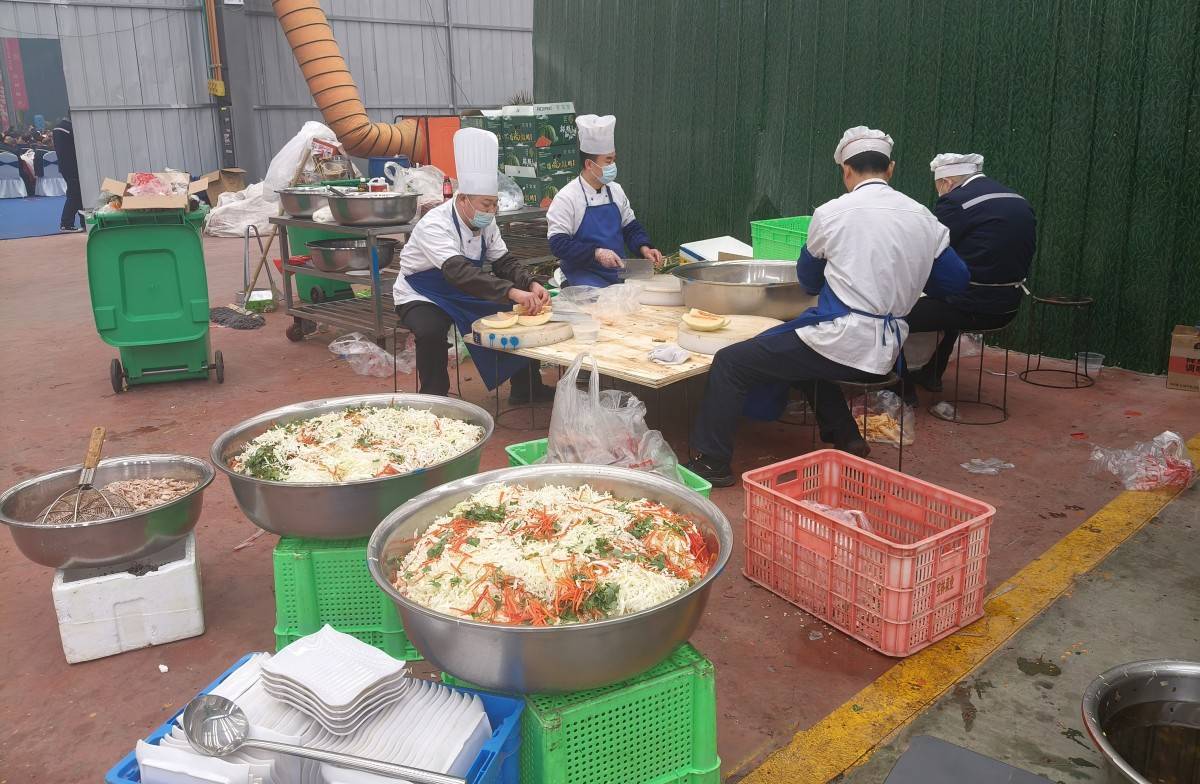 车间秒变食堂，河南矿山后厨加紧为近7000名员工备餐
