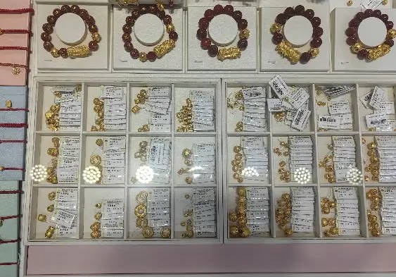 国人不爱金饰爱金条？实探节前金市：年轻人成消费主力，多品牌“大克减”促销