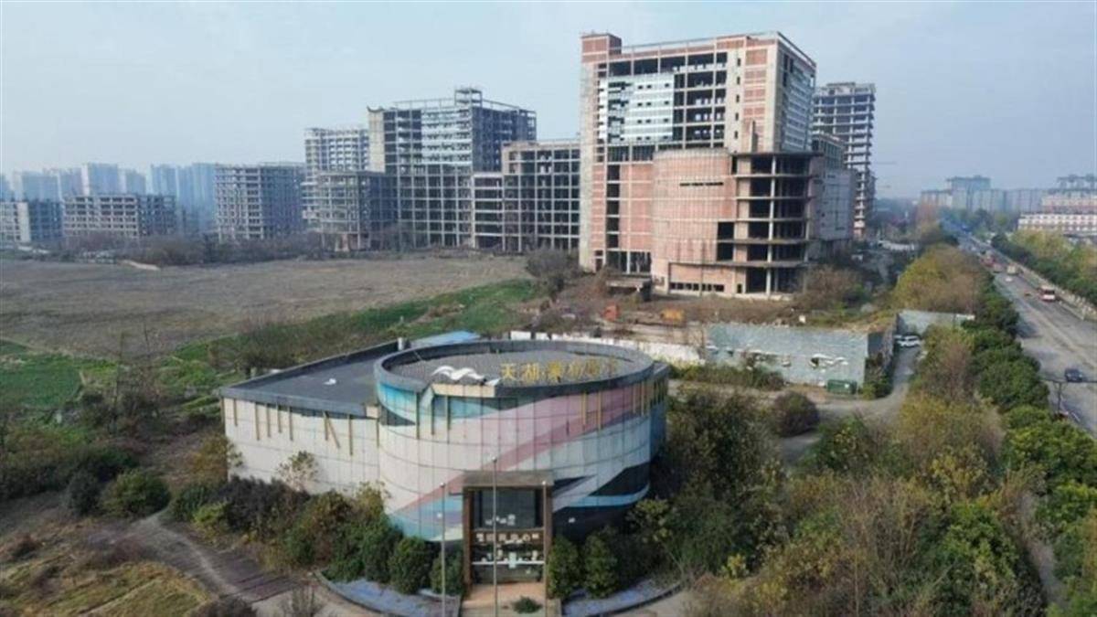 成都烂尾10年的重点项目即将拍卖，起拍价近28亿元，法院此前判其“具有挽救价值”