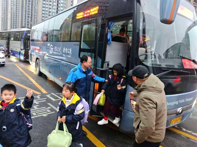 护航“开学季” “渝约公交”开启专人定制服务