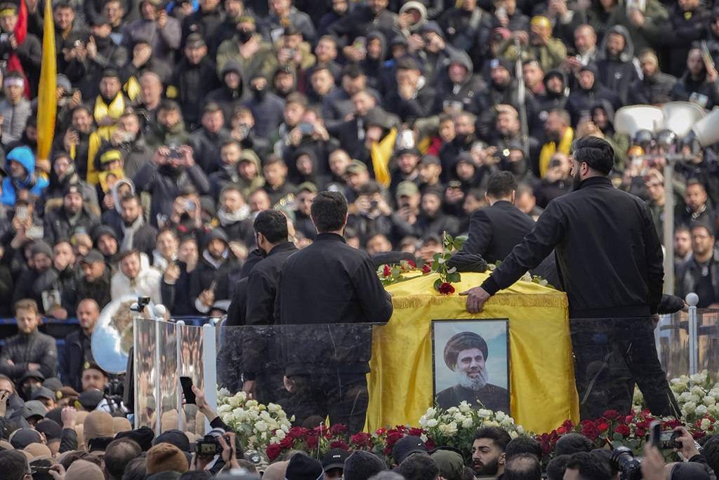 数十万人参加纳斯鲁拉葬礼，高喊“以色列去死，美国去死”