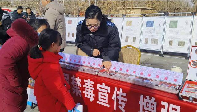 广场变身禁毒课堂 识毒防毒我在行