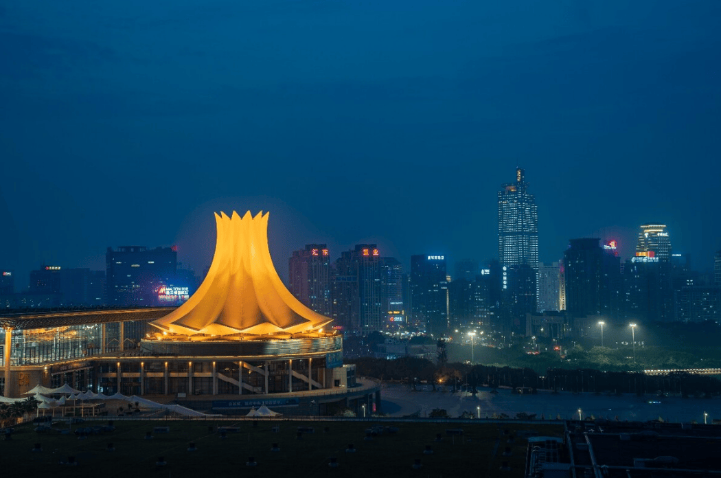 南海出现罕见一幕！4国“蠢蠢欲动”，英国率先发难，王毅现场原声燃爆 ​