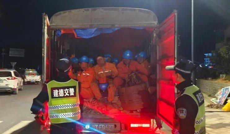 货车车厢传出异响！交警打开后，倒吸一口凉气……