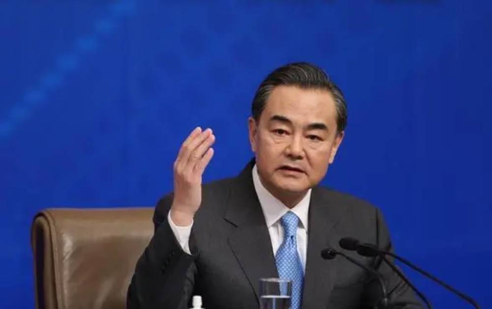 德国新总理默茨“对华摊牌”！强硬言论引发热议，王毅迅速反应，两大要求划红线