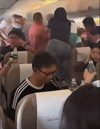 高空惊魂！飞往广东一航班突冒浓烟！乘客用矿泉水扑救