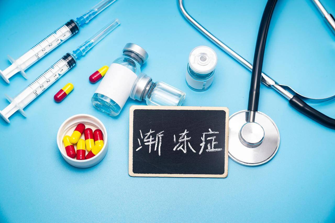 24岁女孩突然发现，“我的手怎么握不住笔了？”这种病，每90分钟就有1人因它被“冻住”