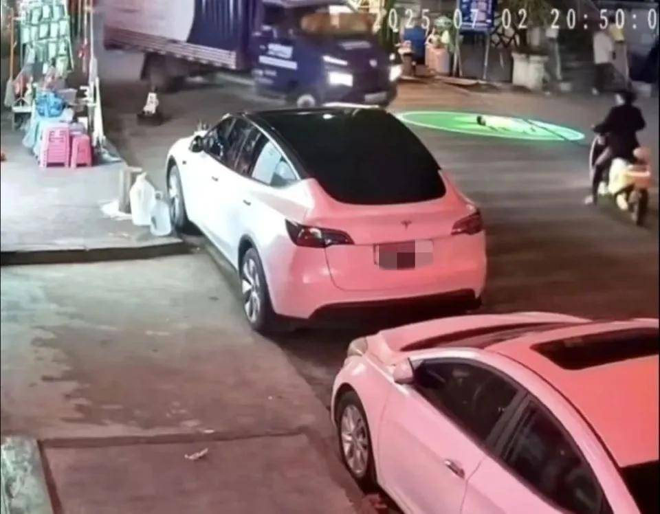 幼童躺街上玩耍，被快递货车碾压身亡！司机：我也为人父母，既内疚又冤枉；中通回应