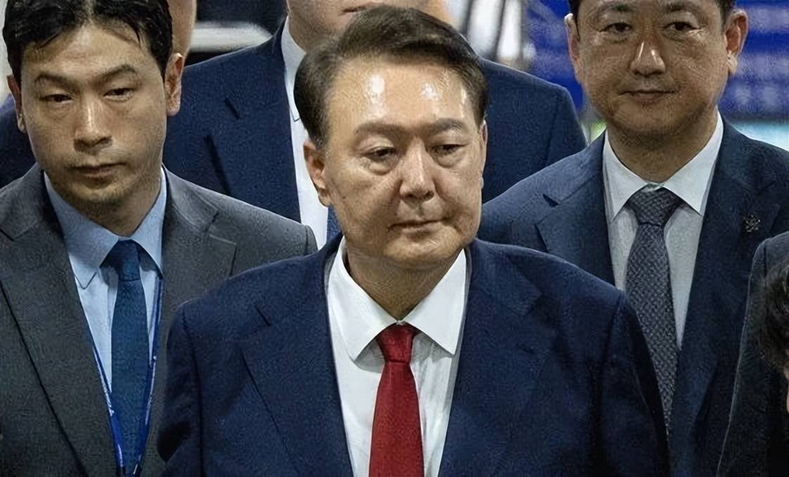 尹锡悦被拘首日菜单曝光，有蒸土豆辣白菜，牢房内部条件：没床没空调，只能打地铺