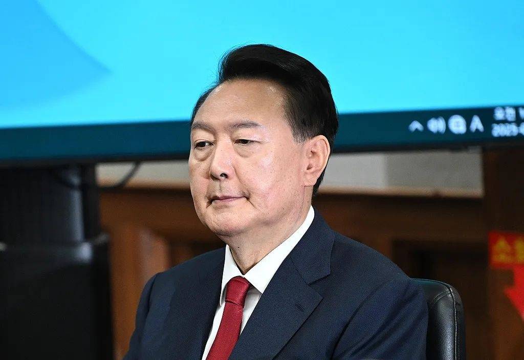 尹锡悦被拘首日菜单曝光，有蒸土豆辣白菜，牢房内部条件：没床没空调，只能打地铺
