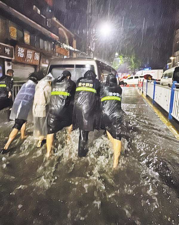 上清寺巡防队员连夜排险“火”上热搜