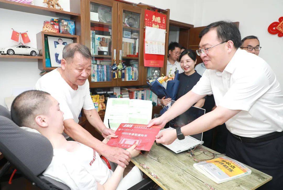 爷爷关掉工厂陪读14年！曾被预言活不过6岁的浙江少年，考上浙江中医大