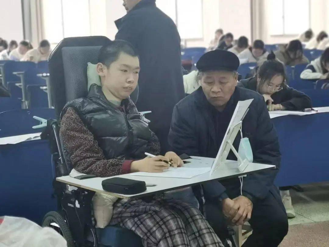 爷爷关掉工厂陪读14年！曾被预言活不过6岁的浙江少年，考上浙江中医大