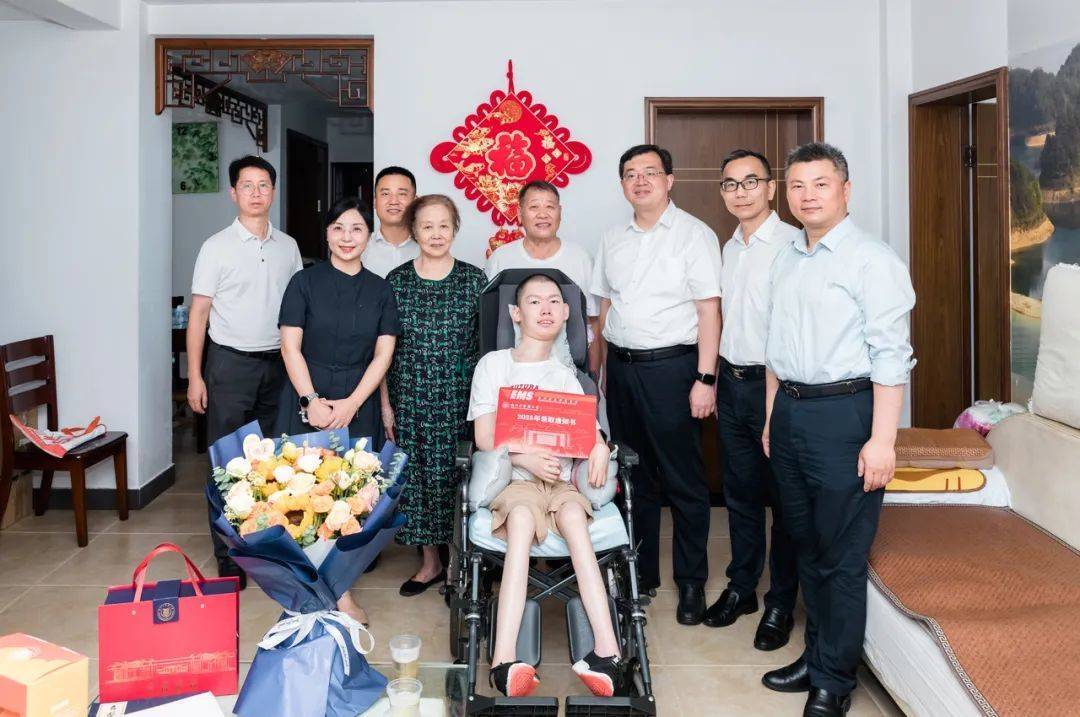 爷爷关掉工厂陪读14年！曾被预言活不过6岁的浙江少年，考上浙江中医大