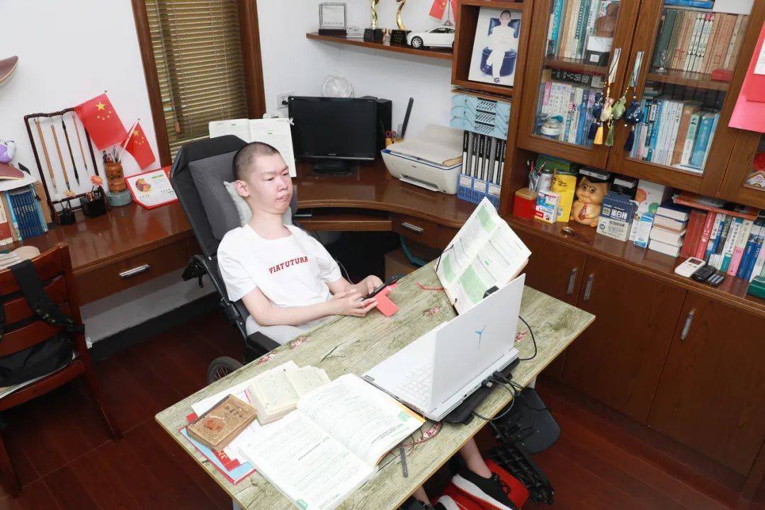 爷爷关掉工厂陪读14年！曾被预言活不过6岁的浙江少年，考上浙江中医大