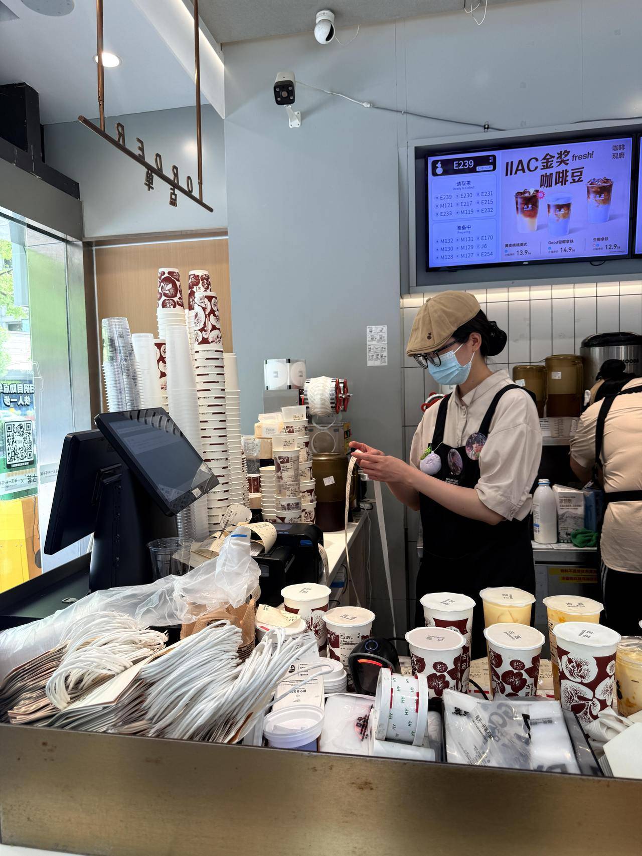秋天的第一杯奶茶你喝上了吗？记者实探：订单爆满，骑手扎堆