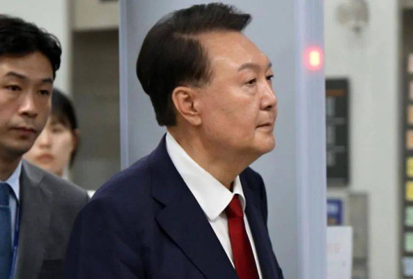 最高可叛死刑？李在明已经忍无可忍，面对撒泼耍赖的尹锡悦，他下令动用强制手段！