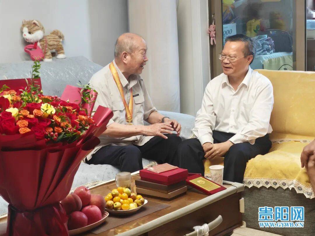 胡忠雄王宏走访慰问抗战老战士和老战士遗属